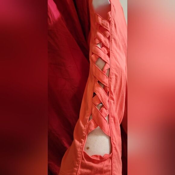 #057 Roaman's Coral top with cutouts on 3-quarter length sleeves.Sze. 30/32W - Picture 5 of 6